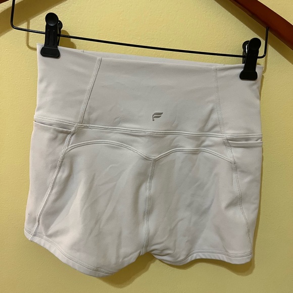White fabletics spandex shorts with pockets - Picture 2 of 3